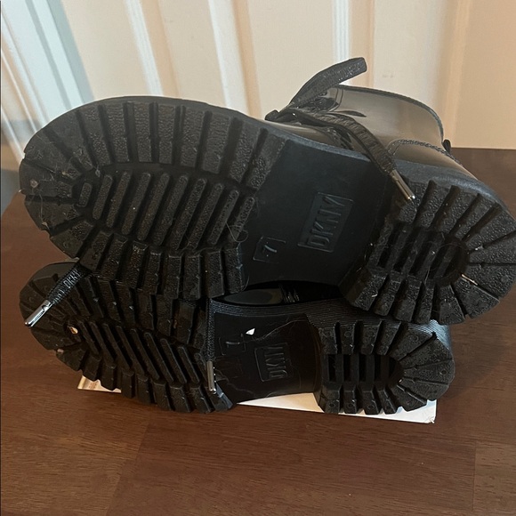 EUC DKNY Black Patent Leather Rain Lace-Up Boots Size 7 - Picture 4 of 10